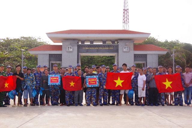 Tàu Trường Sa 18 đưa 32 ngư dân Đà Nẵng gặp nạn trên biển về bờ- Ảnh 4.