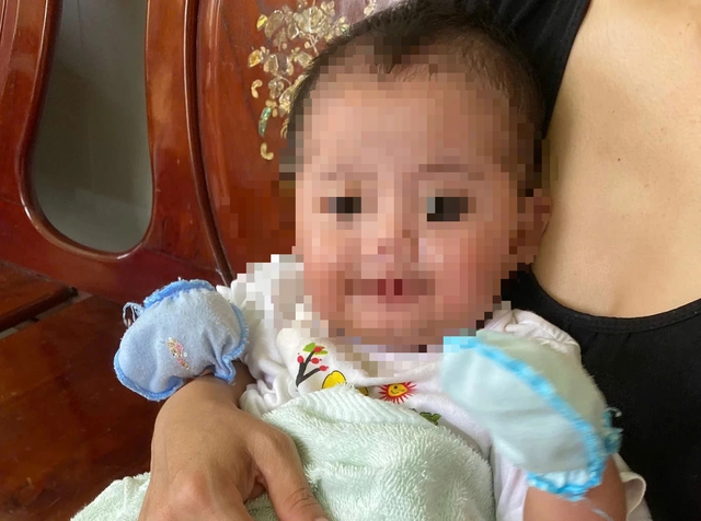 Dậy sớm đi lễ, phát hiện bé gái bị bỏ rơi trước cửa nhà - Ảnh 1.