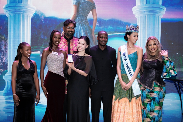 Chủ tịch Miss World Vietnam chi hơn 10.000 USD trong phiên đấu giá - Ảnh 1.