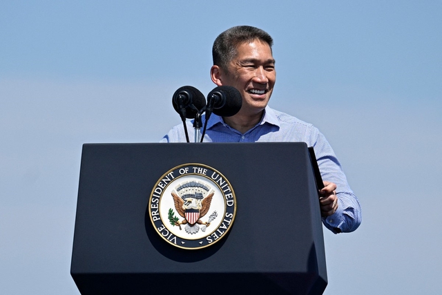 Ông Trump đề cử ông Hùng Cao làm Bộ trưởng Hải quân Mỹ - Ảnh 1.