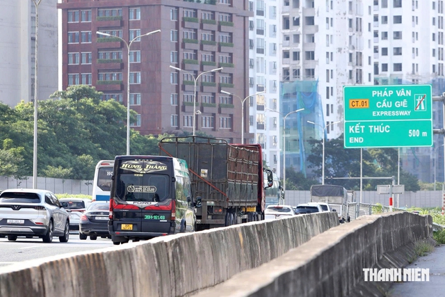 Cục CSGT 'mượn' chiều đối diện cao tốc để người dân về Hà Nội- Ảnh 1.