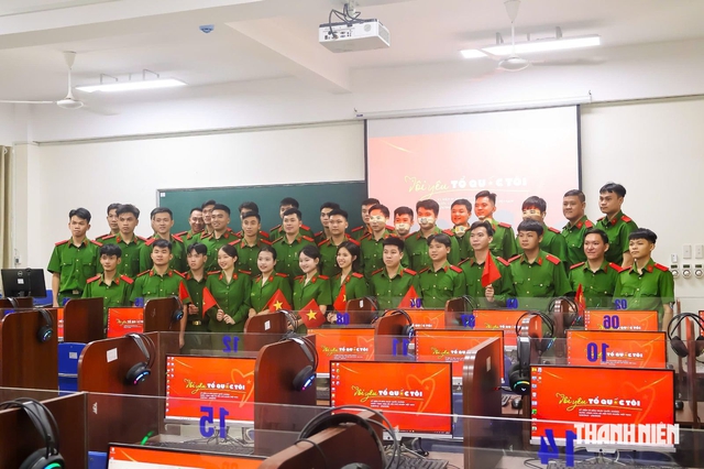 Quốc khánh 2.9, cờ Tổ quốc tung bay rực đỏ - Ảnh 13.