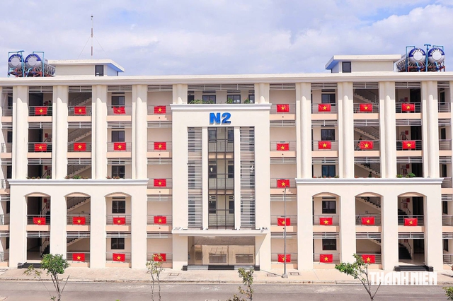 Quốc khánh 2.9, cờ Tổ quốc tung bay rực đỏ - Ảnh 1.