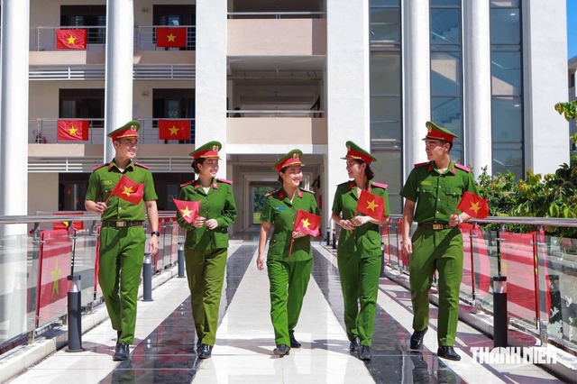 Quốc khánh 2.9, cờ Tổ quốc tung bay rực đỏ - Ảnh 14.