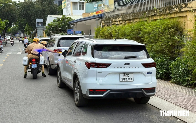 Đỗ ô tô trên đường dốc, kéo phanh tay rồi vẫn có thể bị phạt: Vì sao? - Ảnh 2.