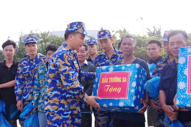 Tàu Trường Sa 18 đưa 32 ngư dân Đà Nẵng gặp nạn trên biển về bờ- Ảnh 5.
