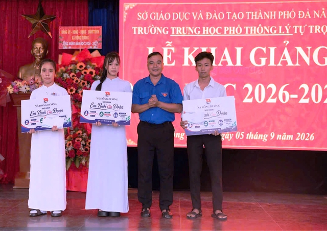 C&ocirc; học tr&ograve; vừa học vừa b&aacute;n c&agrave; ph&ecirc; v&agrave; điểm tựa từ 'Em nu&ocirc;i của Đo&agrave;n'- Ảnh 1.