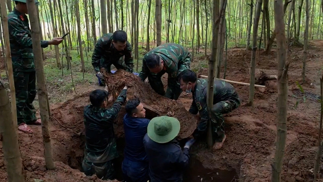 Phát hiện thêm 4 hài cốt liệt sĩ ở xã Dân Hoá cùng nhiều di vật- Ảnh 1.
