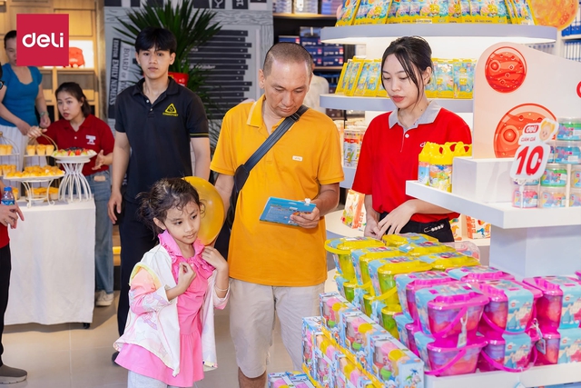 Lựa chọn h&agrave;nh trang c&ugrave;ng con khởi động năm học mới - Ảnh 1.