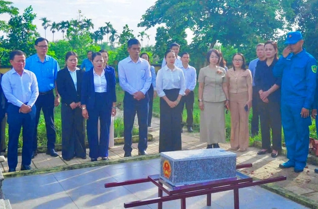 Tìm thấy hài cốt liệt sĩ cùng mảnh vải dù, nút áo và đạn AK- Ảnh 1.