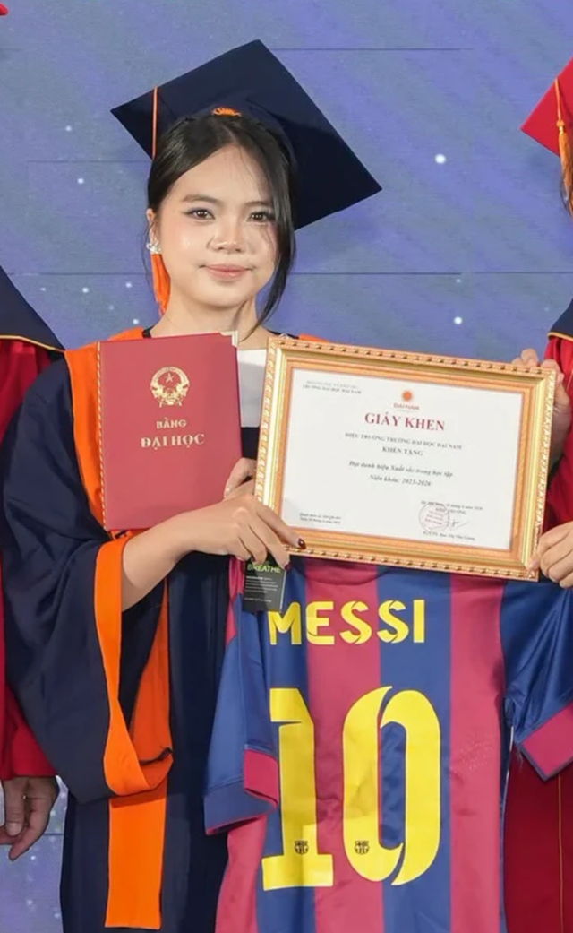 Mang hàng trăm huy chương, áo Messi lên nhận bằng tốt nghiệp: Dấu ấn riêng hay 'phông bạt'? - Ảnh 2.