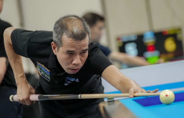 Billiards: Trần Quyết Chiến h&ograve;a kịch t&iacute;nh Chi&ecirc;m Hồng Th&aacute;i, tiến s&aacute;t v&ograve;ng knock-out - Ảnh 1.