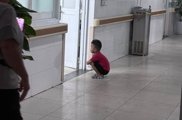 Cậu bé ngồi xổm ngoài phòng sinh chờ em gái chào đời khiến nhiều người xúc động - Ảnh 1.