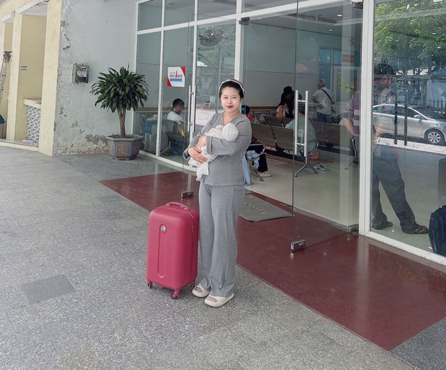 Cậu bé ngồi xổm ngoài phòng sinh chờ em gái chào đời khiến nhiều người xúc động - Ảnh 3.