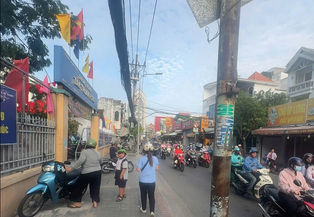 Một phường ở TP.HCM lắp camera phạt nguội lấn chiếm vỉa hè, lòng đường - Ảnh 3.