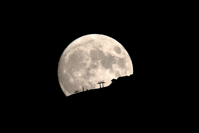The moon may have formed in just 5 hours, new simulations suggest - Ảnh 1.