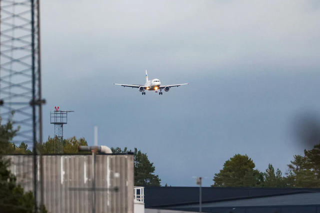 Norway PM says Zelensky's plane 'almost hit' by drone en route to Oslo - Ảnh 1.