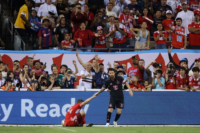 Trận Messi đấu trí Lewandowski xác lập kỷ lục người xem, Ronaldo tiến sát cột mốc 1.000 bàn- Ảnh 1.