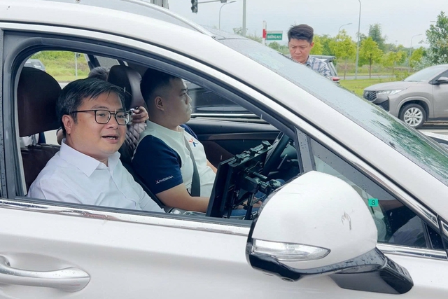Lãnh đạo Hà Nội trải nghiệm ô tô tự lái- Ảnh 1.