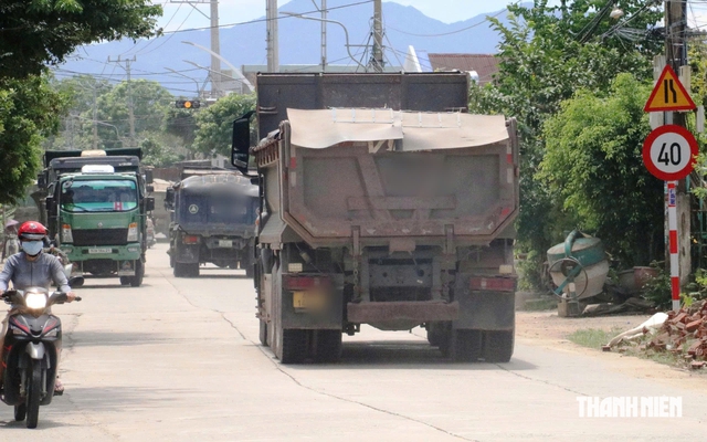 CSGT Đà Nẵng tăng kiểm soát đoàn xe chở đất sau phản ánh của Báo Thanh Niên- Ảnh 1.