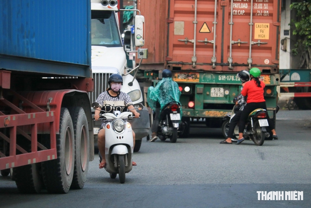 Cục CSGT chỉ 10 nguyên tắc tránh 'điểm mù' xe container, xe tải- Ảnh 1.
