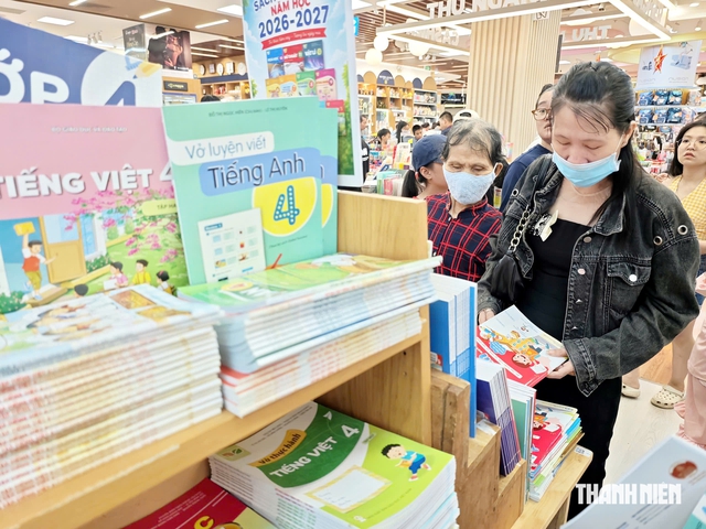 Sở GD-ĐT TP.HCM nói gì khi phụ huynh 'vật vã' tìm mua sách giáo khoa? - Ảnh 2.