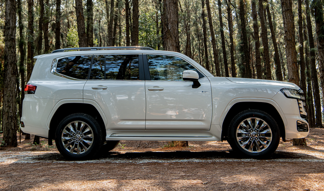 SUV 7 chỗ 'xịn' nhất của Toyota tại Việt Nam có bản hybrid, chốt giá 4,71 tỉ - Ảnh 2.