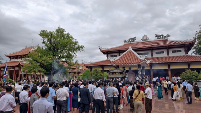 Người dân xin gì ở lễ giỗ Hoàng đế Quang Trung - Ảnh 1.