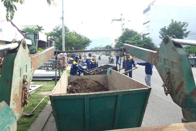 Đà Nẵng mưa lớn, quân đội bố trí lực lượng ứng trực các điểm xung yếu- Ảnh 6.