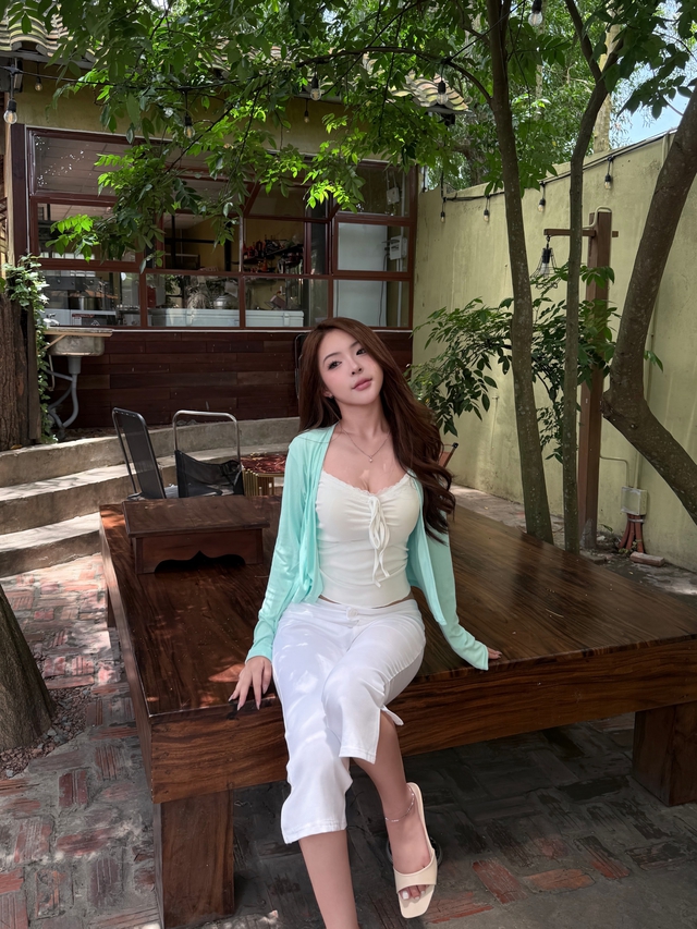 Quần lửng dễ mặc, không lo bị nuốt dáng ngày giao mùa- Ảnh 1.