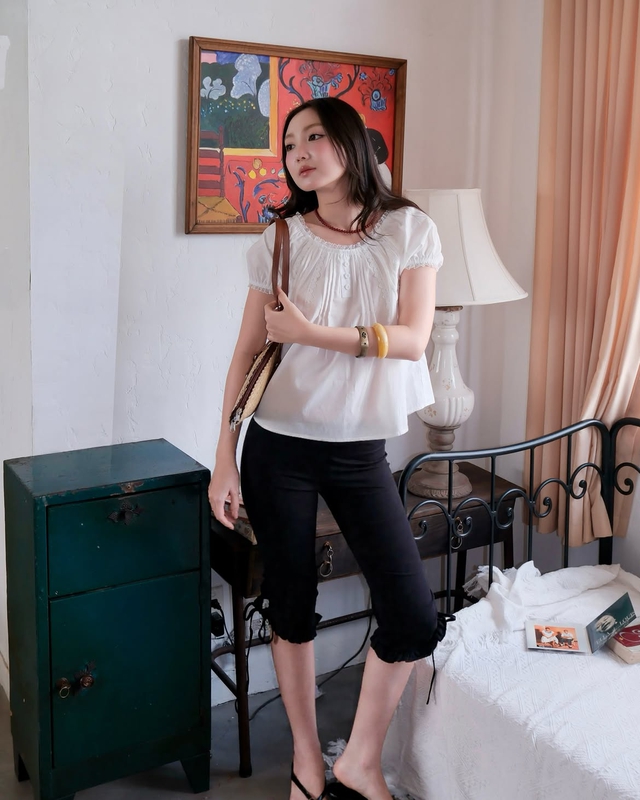 Quần lửng dễ mặc, không lo bị nuốt dáng ngày giao mùa- Ảnh 2.