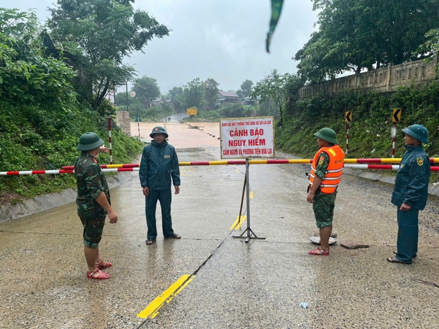 Mưa lớn g&acirc;y sạt lở ở x&atilde; v&ugrave;ng n&uacute;i Quảng Trị, nhiều nơi bị ngập cục bộ - Ảnh 3.