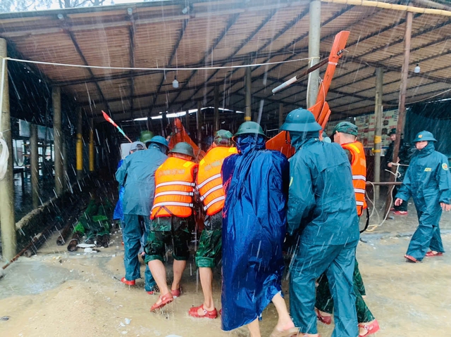 Bờ biển Mỹ Thủy bị xâm thực sâu gần 10 mét vì sóng lớn- Ảnh 2.