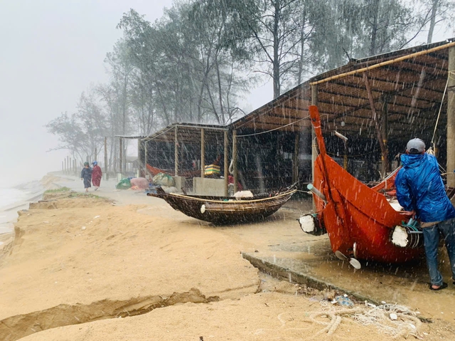Bờ biển Mỹ Thủy bị xâm thực sâu gần 10 mét vì sóng lớn- Ảnh 3.