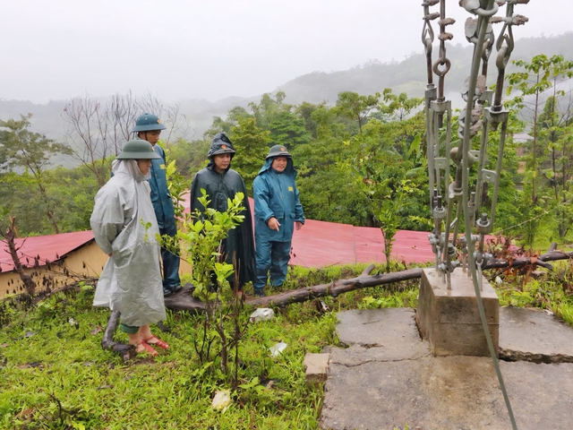 Mưa lớn gây sạt lở, Đà Nẵng cảnh báo nguy cơ lũ quét rất cao - Ảnh 2.