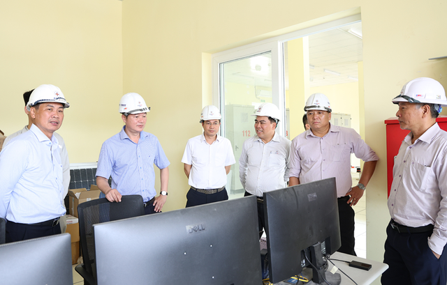 L&atilde;nh đạo EVNNPT kiểm tra, đ&ocirc;n đốc tiến độ 3 dự &aacute;n truyền tải điện ph&iacute;a Nam- Ảnh 4.