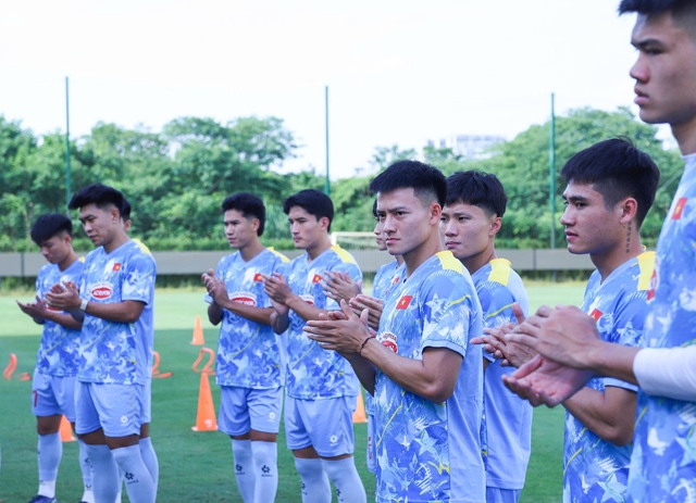 U.23 Việt Nam vắng 8 cầu thủ, vẫn miệt m&agrave;i tập luyện đến s&aacute;t giờ ra s&acirc;n bay sang Nhật Bản- Ảnh 10.