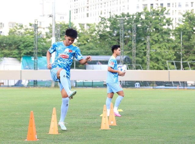 U.23 Việt Nam vắng 8 cầu thủ, vẫn miệt m&agrave;i tập luyện đến s&aacute;t giờ ra s&acirc;n bay sang Nhật Bản- Ảnh 5.