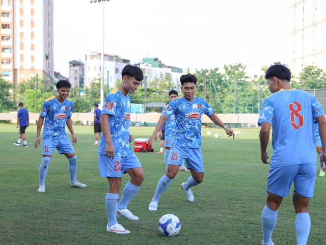 U.23 Việt Nam vắng 8 cầu thủ, vẫn miệt m&agrave;i tập luyện đến s&aacute;t giờ ra s&acirc;n bay sang Nhật Bản- Ảnh 7.