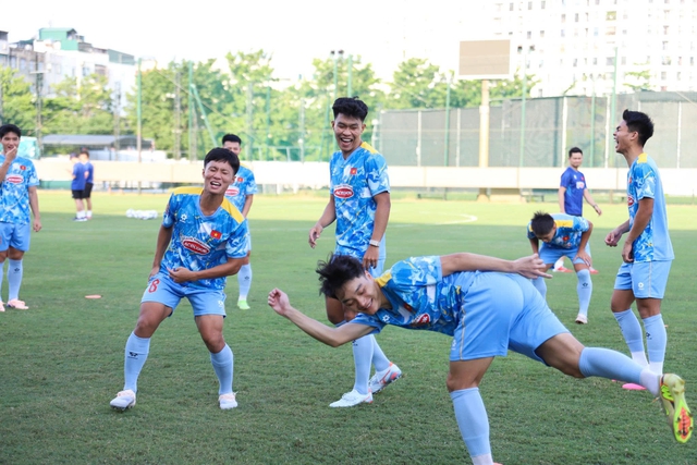 U.23 Việt Nam vắng 8 cầu thủ, vẫn miệt m&agrave;i tập luyện đến s&aacute;t giờ ra s&acirc;n bay sang Nhật Bản- Ảnh 3.