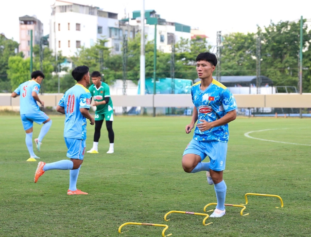 U.23 Việt Nam vắng 8 cầu thủ, vẫn miệt m&agrave;i tập luyện đến s&aacute;t giờ ra s&acirc;n bay sang Nhật Bản- Ảnh 2.