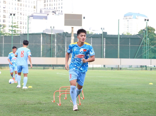 U.23 Việt Nam vắng 8 cầu thủ, vẫn miệt m&agrave;i tập luyện đến s&aacute;t giờ ra s&acirc;n bay sang Nhật Bản- Ảnh 6.