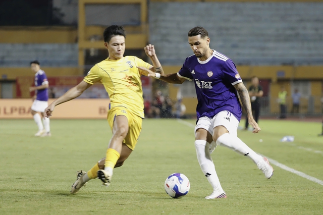 Bảng xếp hạng V-League mới nhất: Hà Nội lao ‘vù vù’ xuống đáy, dưới cả HAGL, SLNA vươn lên tốp 2- Ảnh 1.