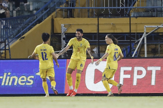 Hà Nội thua tan nát SLNA tỷ số không tưởng 1-4: Trận đấu thảm họa, ghế HLV Kewell 'rung lắc' dữ dội- Ảnh 2.
