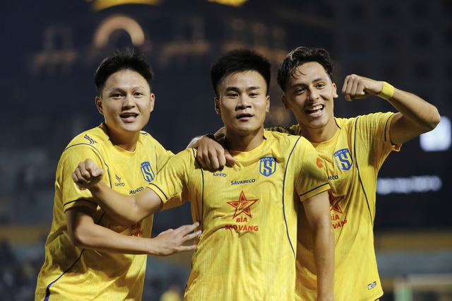 HLV Kewell chua chát ‘thật khó chấp nhận khi Hà Nội thua quá nặng’, HLV Văn Sỹ Sơn sung sướng tột độ- Ảnh 3.