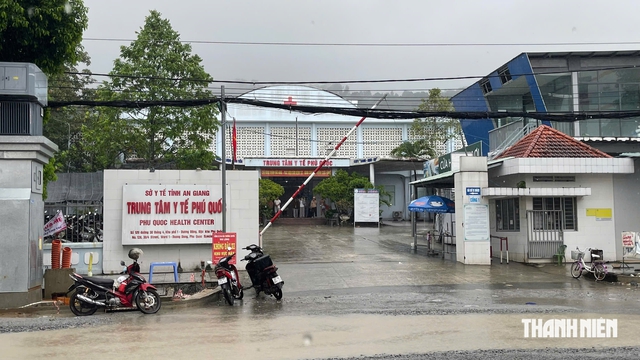 Cấp cứu kịp thời cho ngư dân bị trượt chân, dao đâm trúng ngực - Ảnh 1.