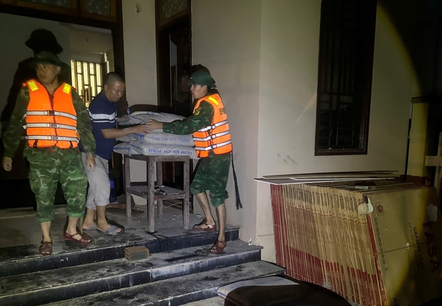 Nước s&ocirc;ng S&ecirc; P&ocirc;n d&acirc;ng cao, di dời ngay trong đ&ecirc;m h&agrave;ng trăm người ở Lao Bảo- Ảnh 1.