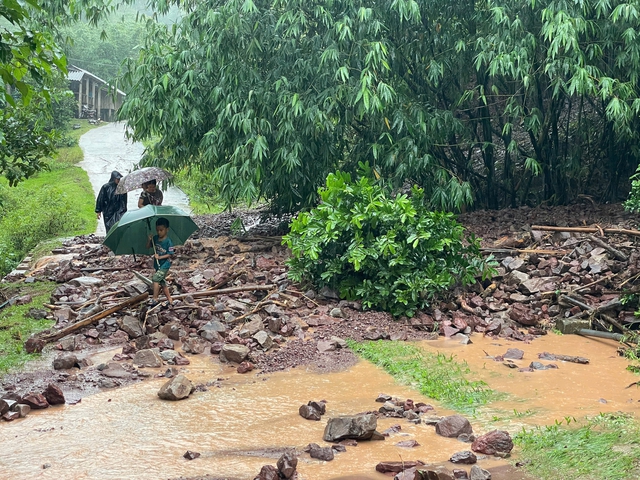 Sạt lở nhiều nơi ở xã Tà Rụt, công an di dời khẩn 3 hộ dân- Ảnh 1.