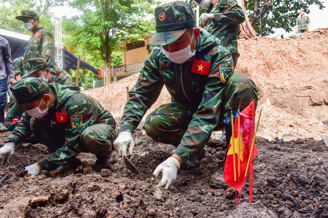Quy tập 627 hài cốt liệt sĩ tại công viên Lê Thị Riêng - Ảnh 1.