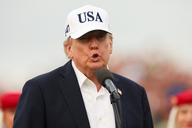 Ông Trump trách Ukraine làm giá dầu tăng, yêu cầu ngừng tấn công nhà máy Nga- Ảnh 1.